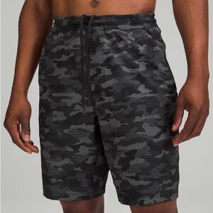 lululemon men’s Pace Breaker shorts 9” in gray camo size XL